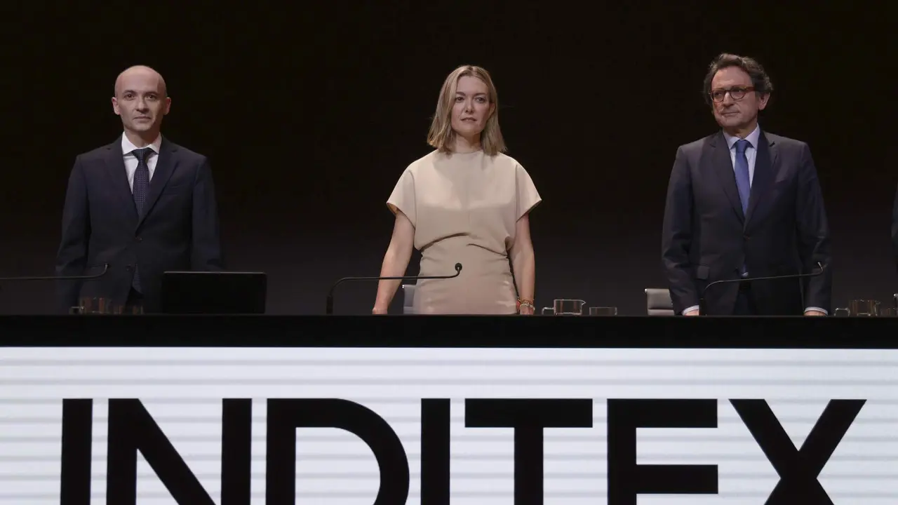 La presidenta de Inditex, Marta Ortega (c), acompañada por el consejero delegado de la multinacional, Óscar García Maceiras (i), en una imagen de archivo. EFE