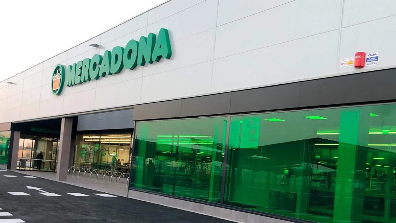 Exterior de un centro de la cadena valenciana de supermercados Mercadona. AEP