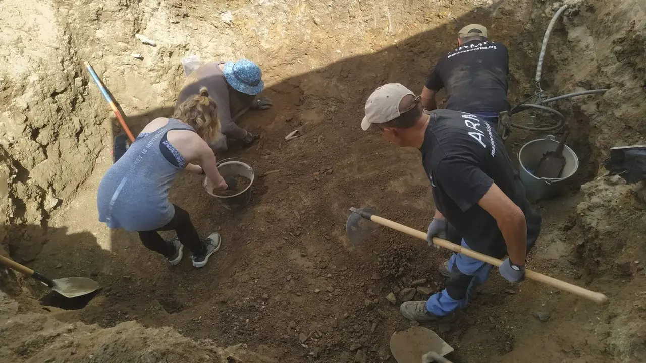 Excavaciones en el cementerio de San Martíño de Visantoña de Mesía para exhu. EP