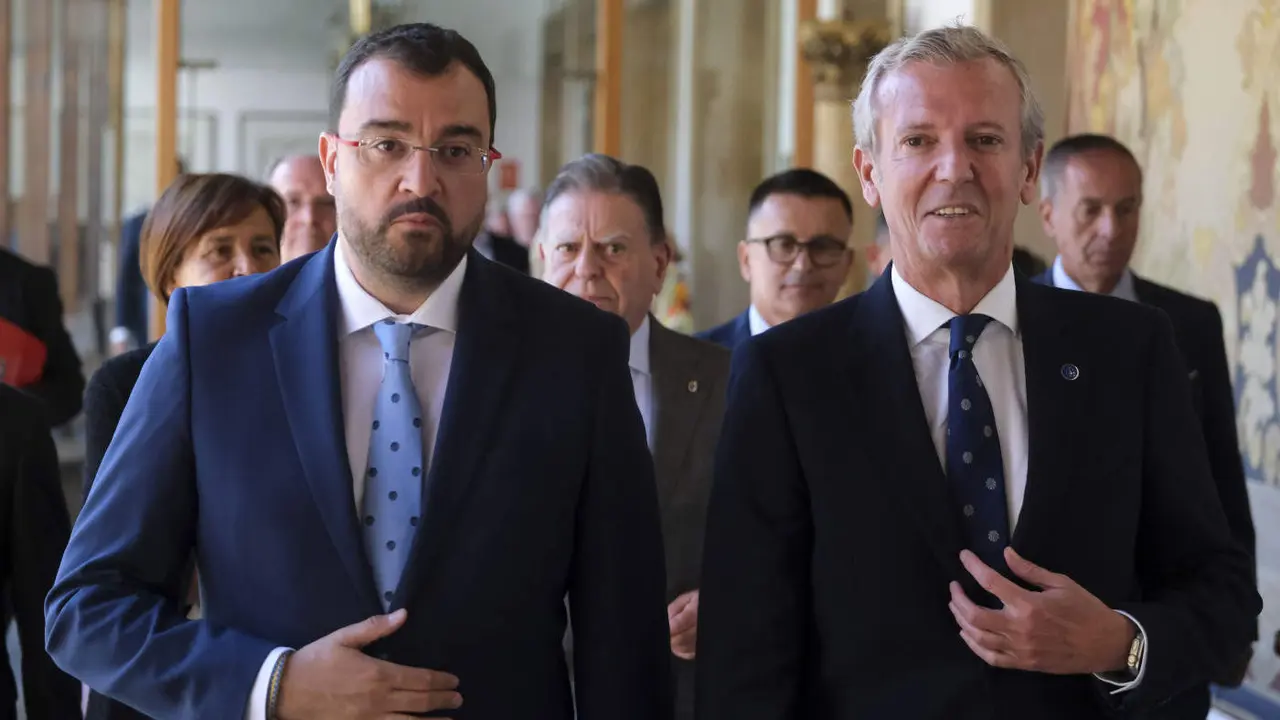 El presidente de la Xunta, Alfonso Rueda, y el presidente del Principado de Asturias, Adri&aacute;n Barb&oacute;n. EFE