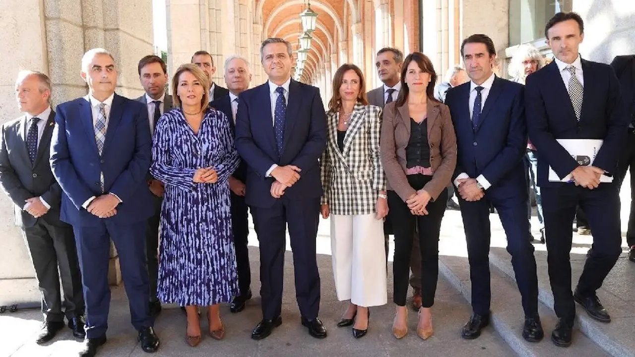 María Martínez Allegue -tercera por la derecha-, en la conferencia sectorial de vivienda en Madrid.EP