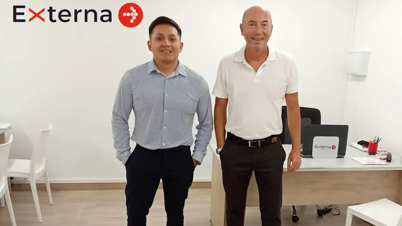 Pablo Arroyo, director de la oficina Valencia, y Edwin Chiguano, coordinador de la delegación. EP