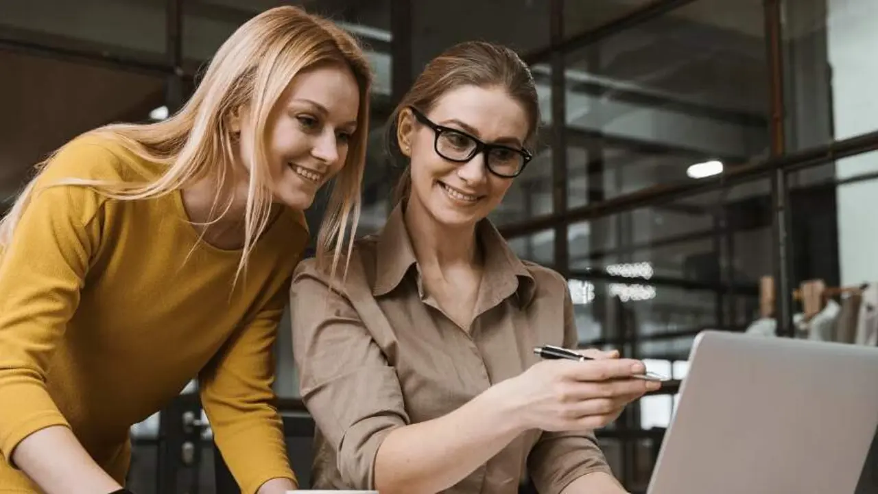 mujeres trabajando con ordenador en oficina