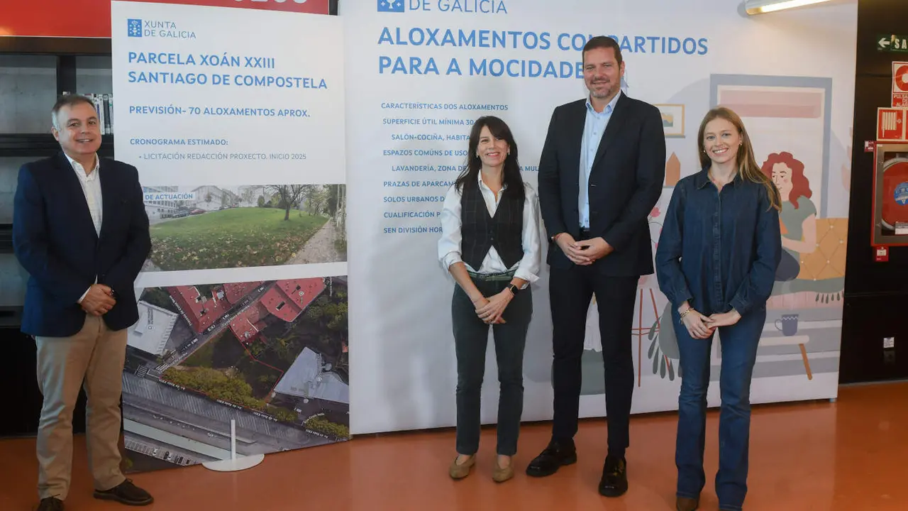 Los conselleiros de Vivenda y Cultura e Xuventude presentaron ayer la iniciativa en Santiago.EP