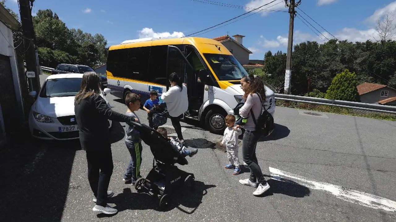 Madres acompañando a sus hijos al bus escolar.Javier Cervera