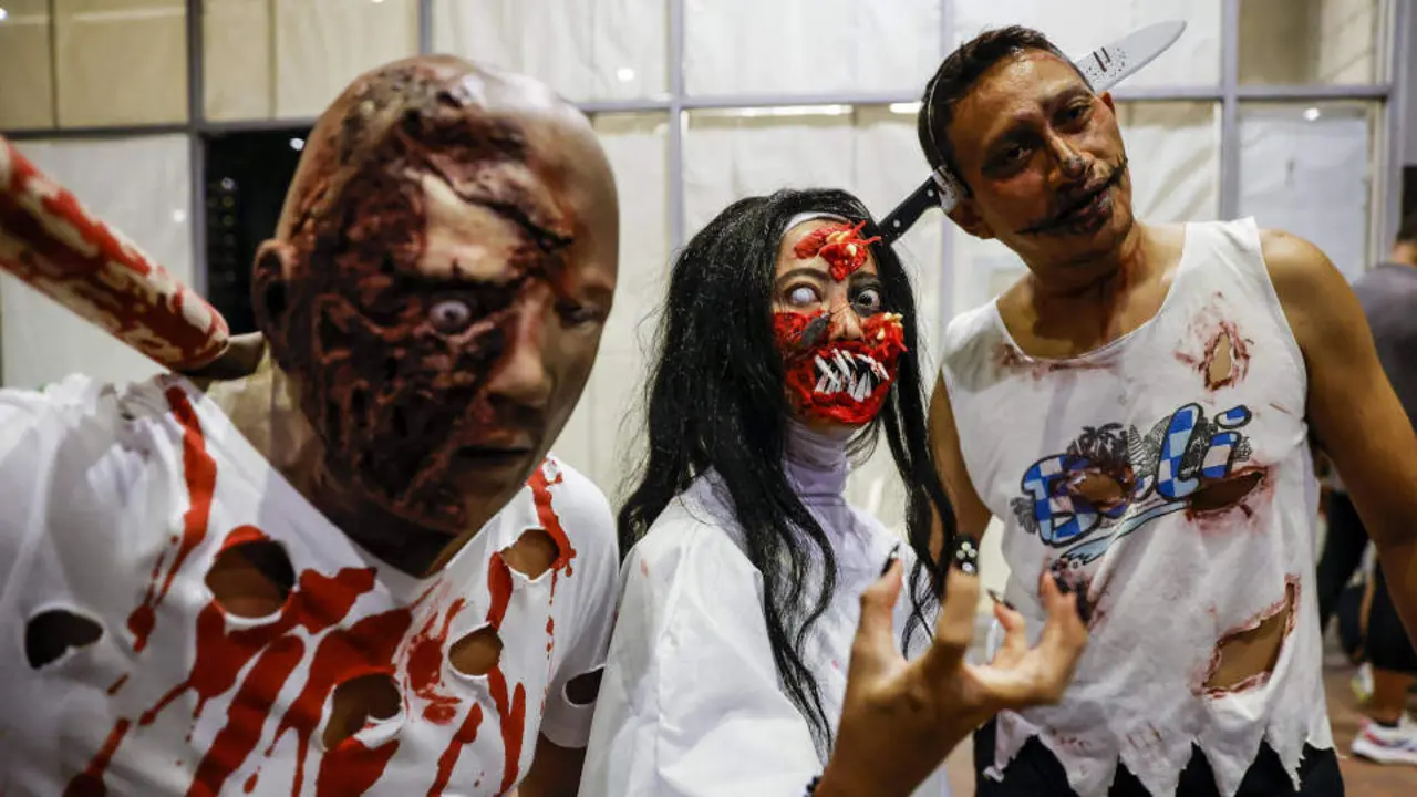 Unos jóvenes disfrazados para Halloween. EFE