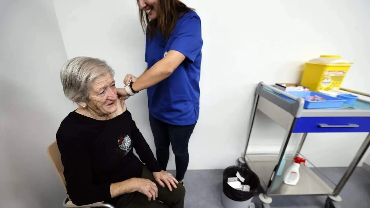 Una mujer recibiendo la inmunización este miércoles en el vacunódromo del Hula. VICTORIA RODRÍGUEZ