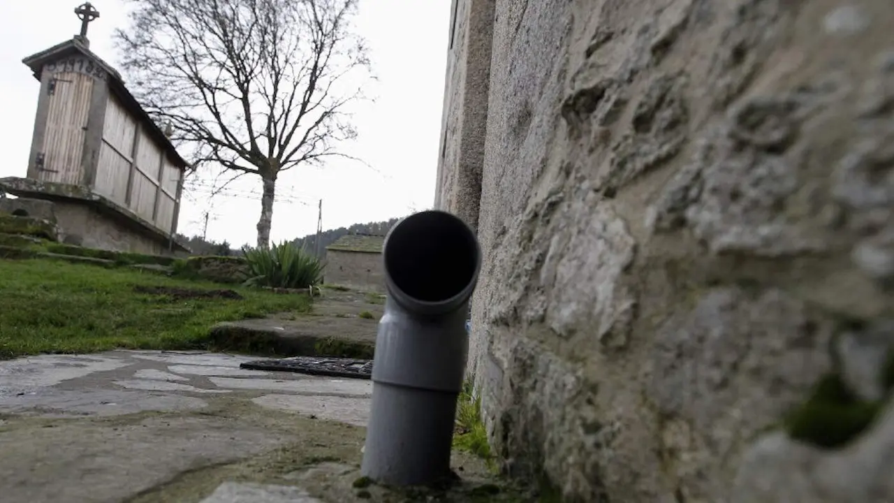 Respiradero para aliviar la concentración de radón en una vivienda en Lugo