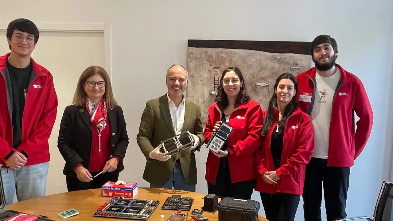 Una parte del equipo de la UVigo que trabaja en el satélite Bixo presentó el proyecto a David Regades.EP