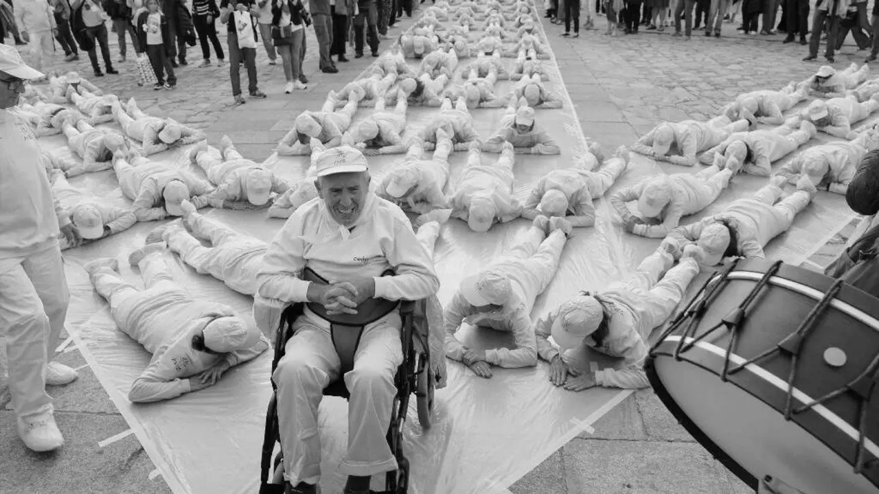 Peregrinos forman una "flecha amarilla humana", en recuerdo de Elías Valiña, el creador del símbolo de la flecha amarilla para señalizar el Camino /AEP
