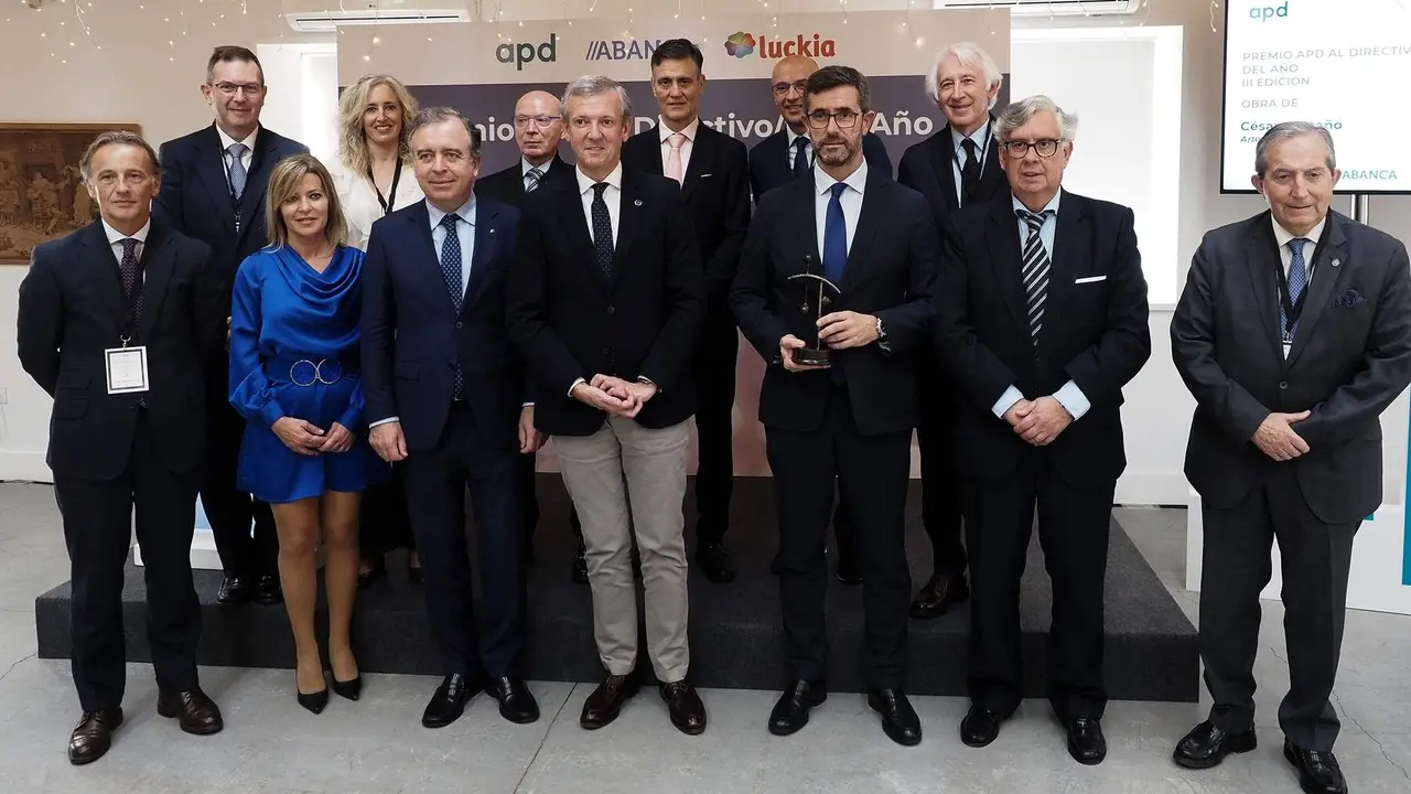 Sierra, tras ser galardonado en un acto con Rueda y representantes del mundo directivo y empresarial