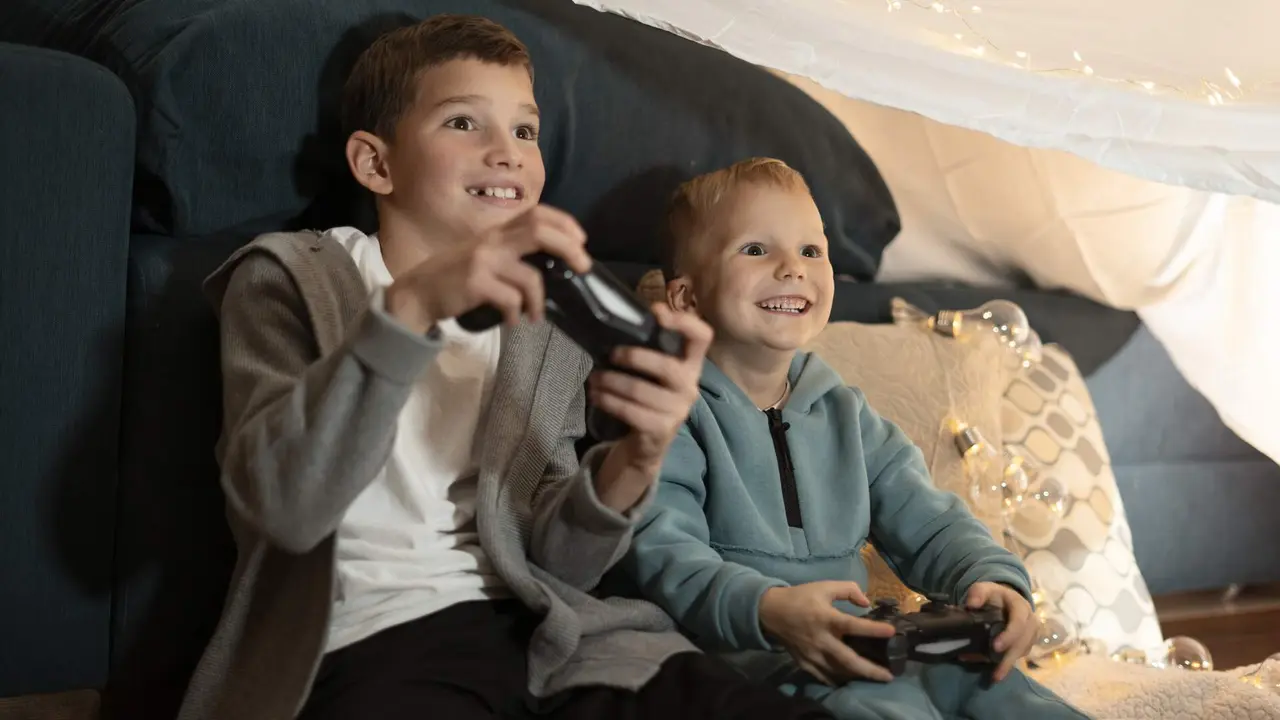 Dos niños con los mandos de una videoconsola. FREEPIK