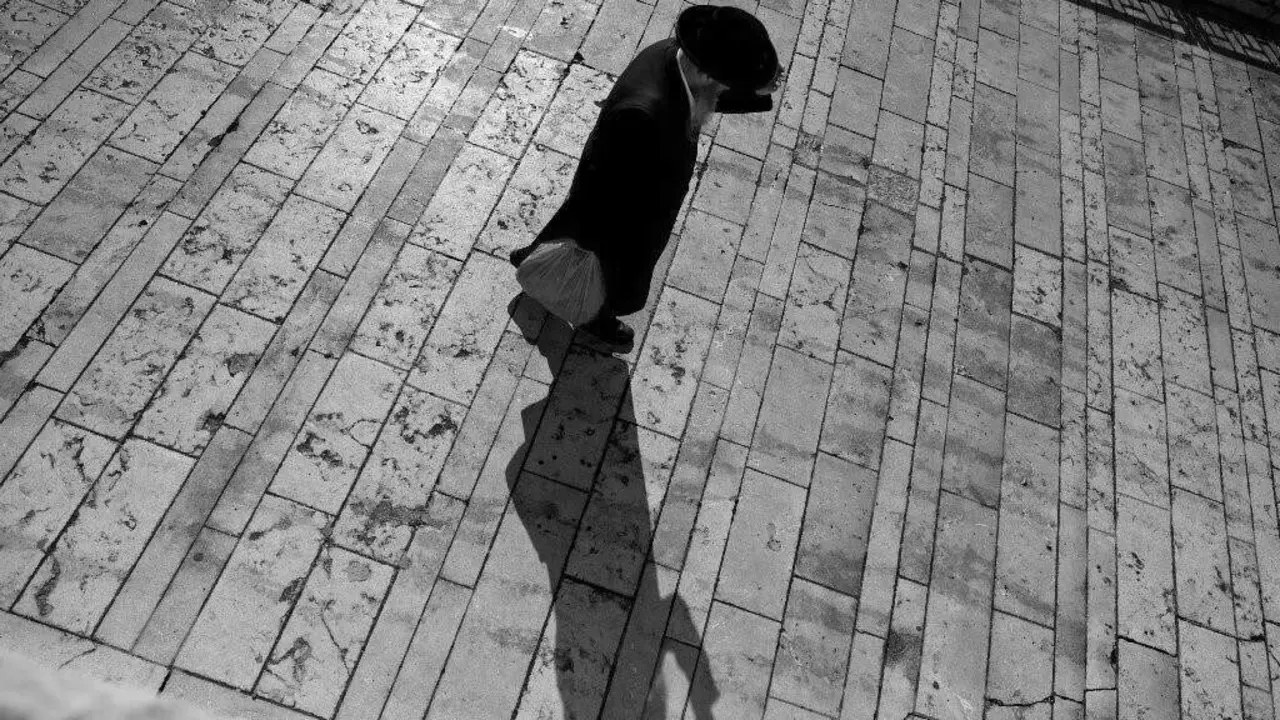 Un xudeo ortodoxo camiña por Xerusalén. AEP