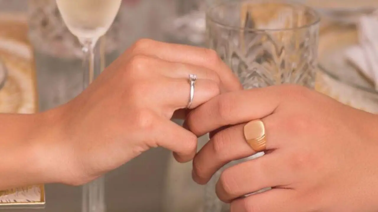 joyas anillos manos unidas