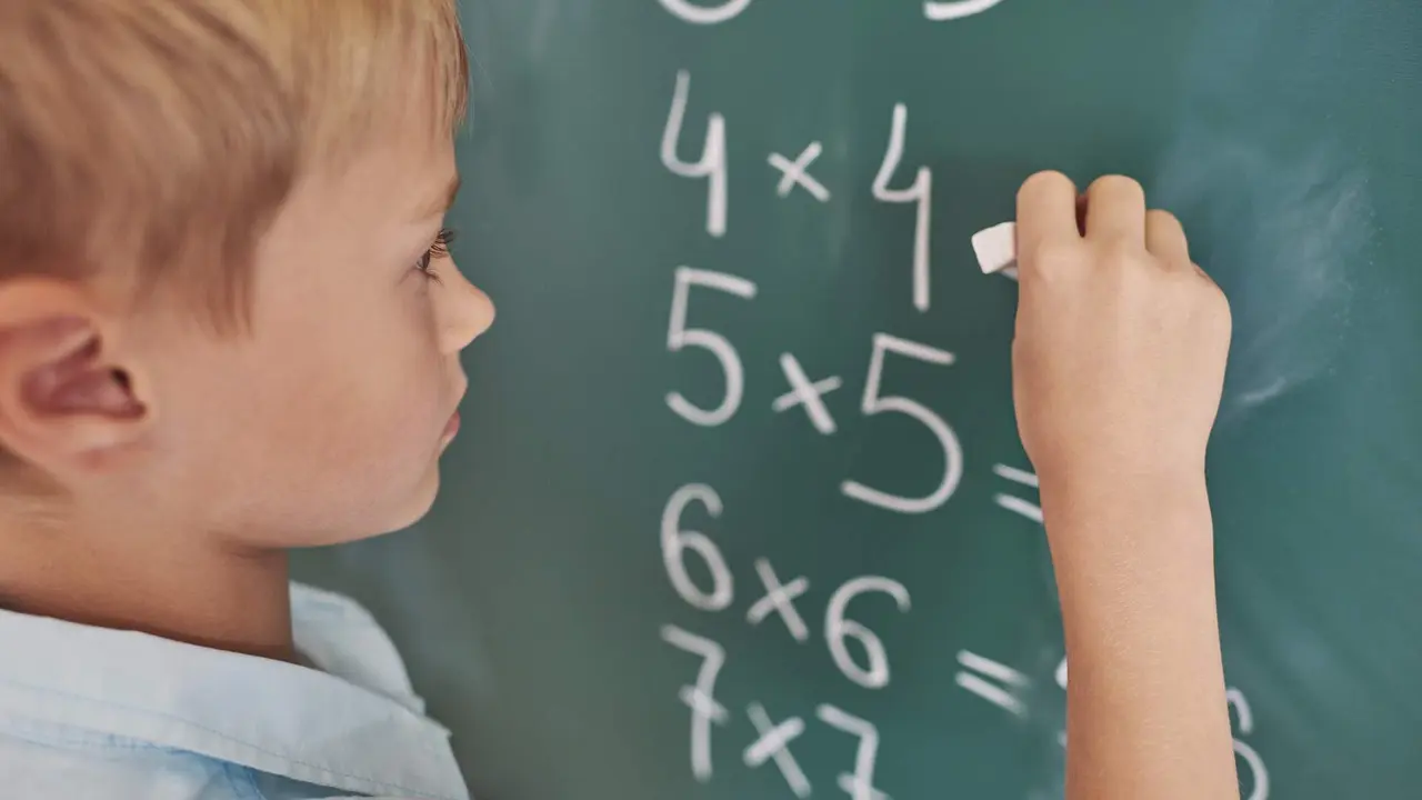 Un niño haciendo una operación matemática. EP