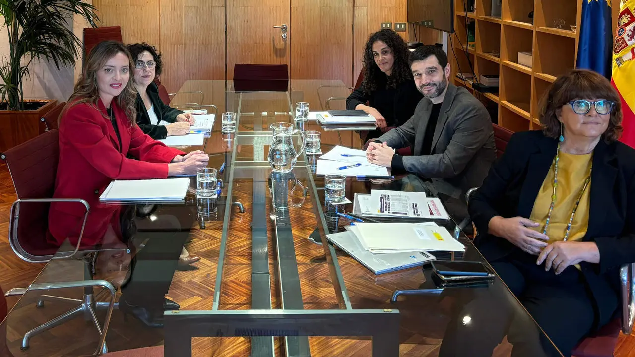 Fabiola García y el ministro Bustinduy, en la reunión en la sede ministerial. EP