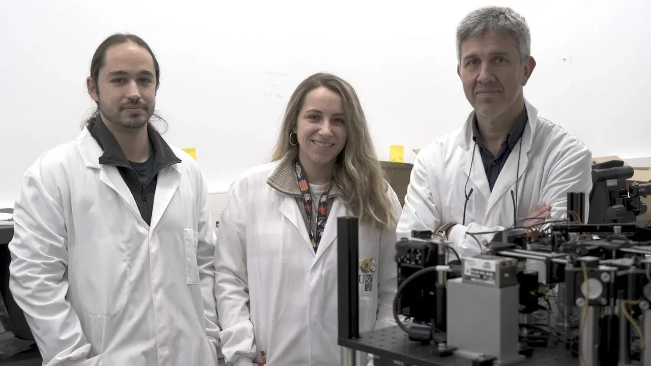 Los investigadores de la USC Marcel Santos, Noa Varela y Francisco Rivadulla. EP