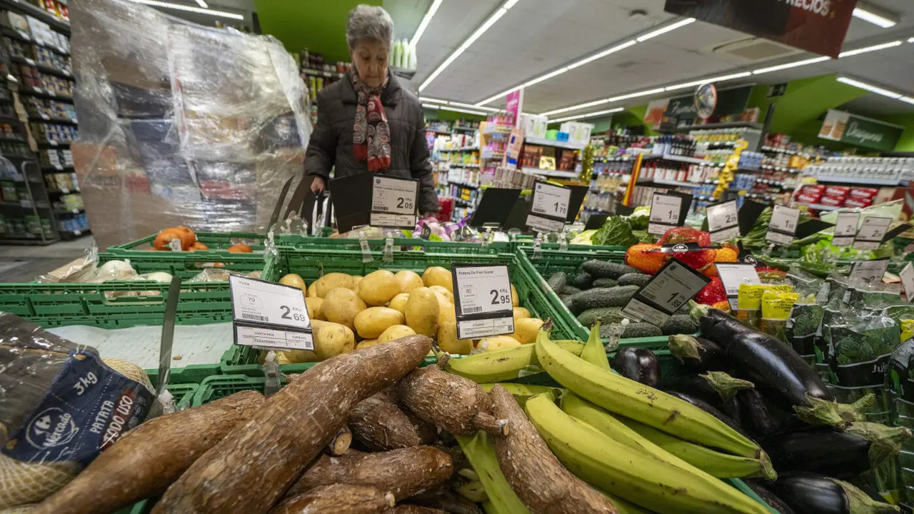 Un puesto de fruta y verdura en un mercado. EFE