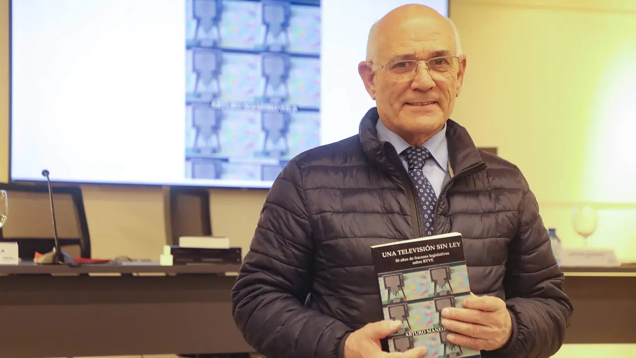 Arturo Maneiro Vila (A Coruña, 1948), con su libro 'Una televisión sin ley'. NACHO SANTÁS