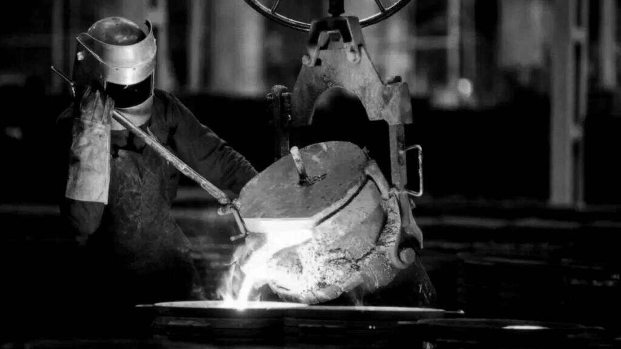 Operario nunha industria siderúrxica. AEP