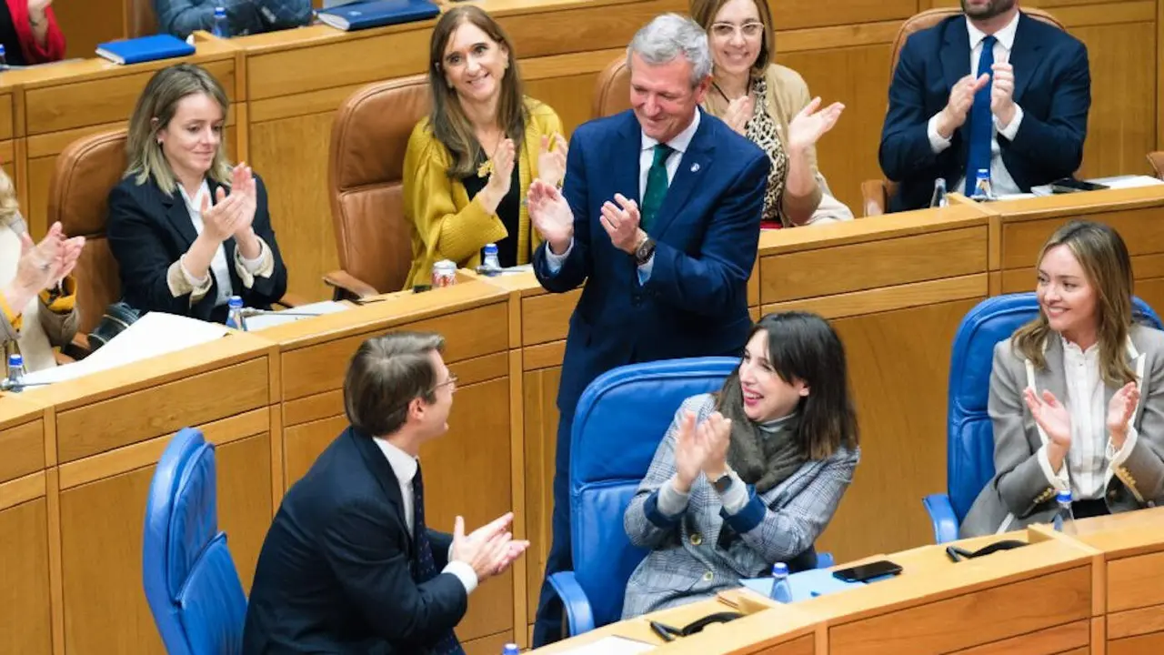 Rueda, Lorenzana y García, aplauden a Corgos tras la aprobación de los Orzamentos.EP