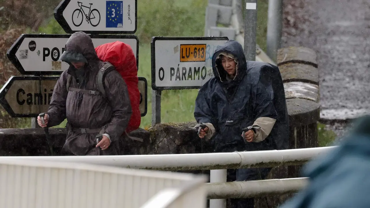 Peregrinos extranjeros a su paso por Portomarín. SEBAS SENANDE