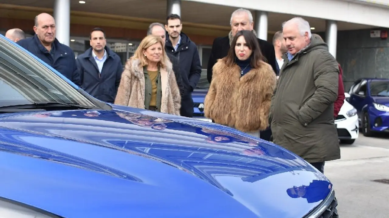 La conselleira de Economía, en Ourense con representantes de los concesionarios.EP