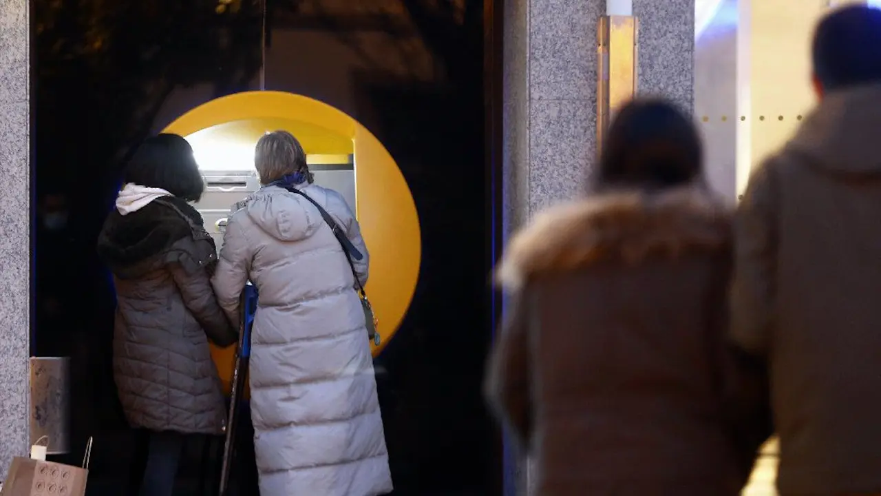 Dos mujeres en un cajero. SEBAS SENANDE