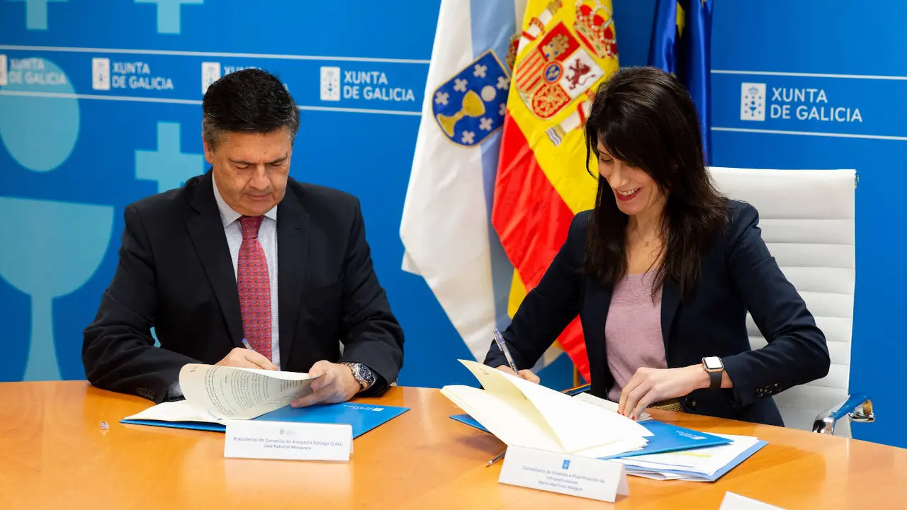 El presidente del Consello da Avogacía Galega y la conselleira de Vivenda firman la renovación del convenio. EP