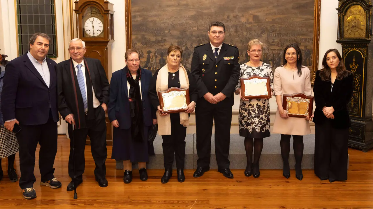 Las madres de los Héroes del Orzán y la viuda de Javier López recogieron las placas conmemorativas. EP