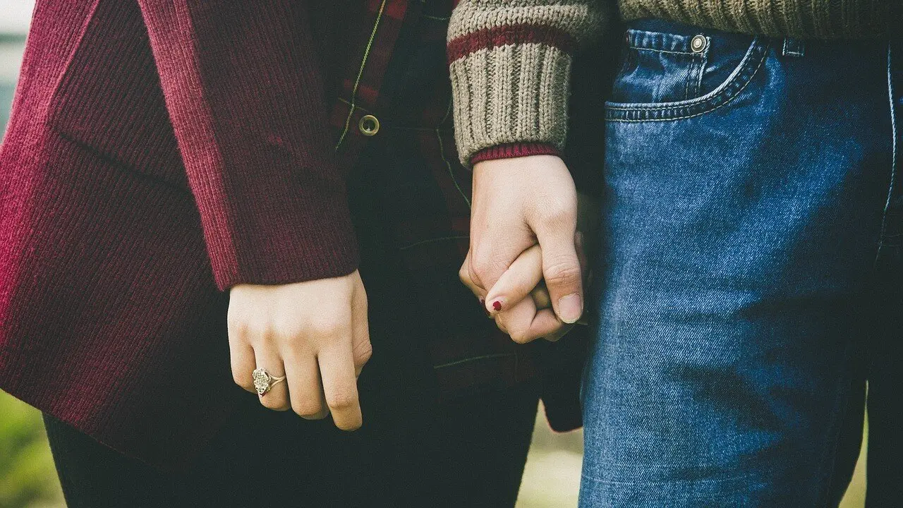 Una pareja, de la mano. PIXABAY