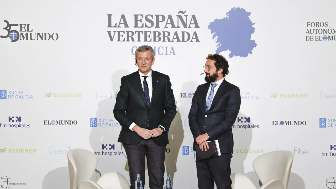 El presidente de la Xunta, Alfonso Rueda (i) y el director de El Mundo, Joaquín Manso (d) durante su intervención en el XXXV aniversario El Mundo: Foro Galicia "La España Vertebrada", este martes en Santiago de Compostela. EFE