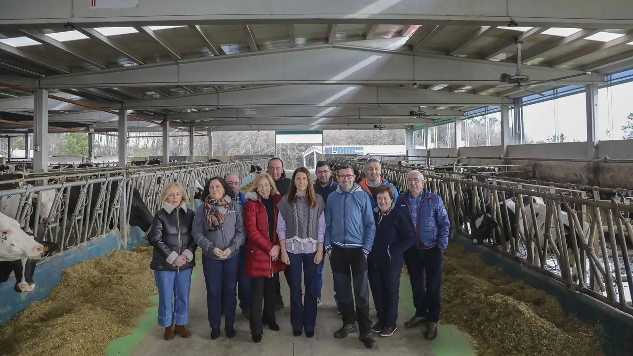 La conselleira, este martes en una explotación en Trazo. EP