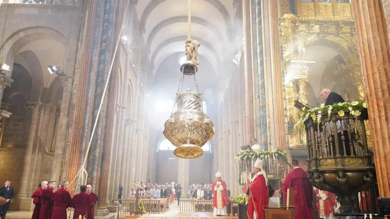 El botafumeiro de la catedral de Santiago, en acción. EP