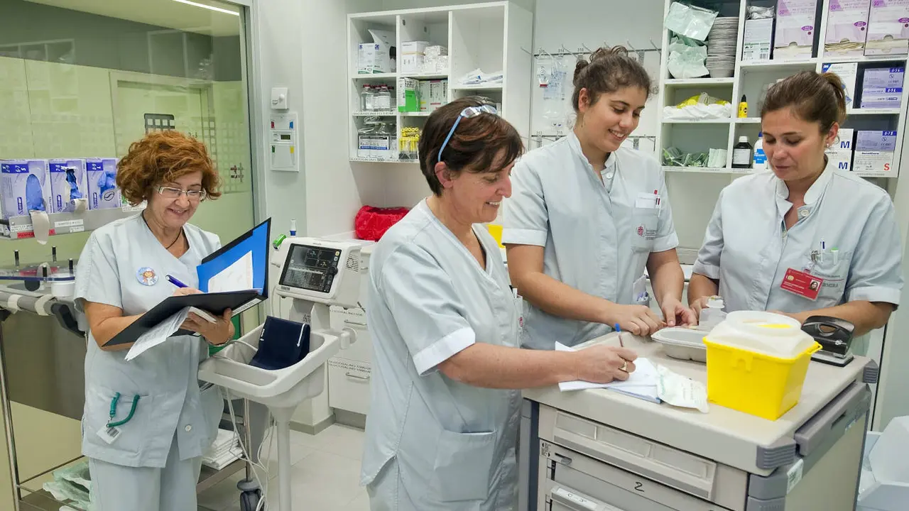 Cuatro enfermeras en su puesto de trabajo. EUROPA PRESS
