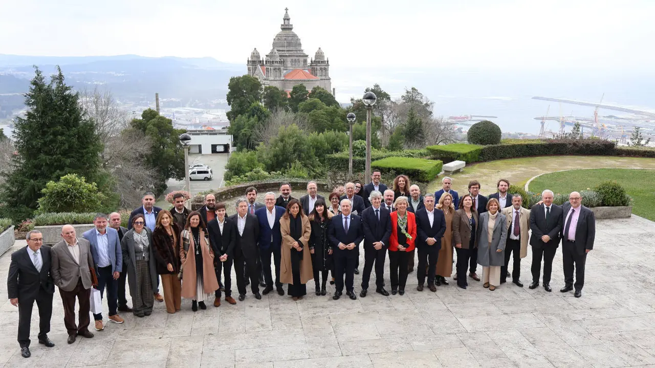 Foto de familia en Viana do Castelo de los representates de las cuarenta entidades que ya forman parte del Eixo Atlántico. EP
