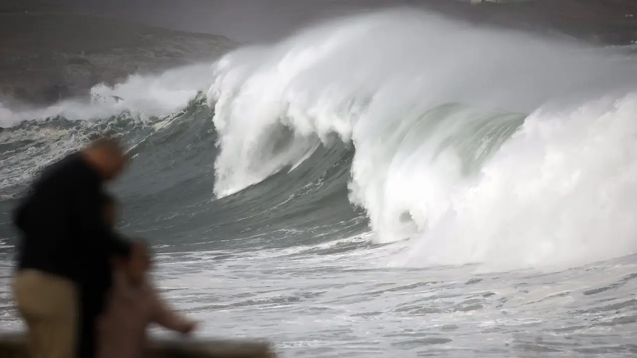 Oleaje en Burela. JOSÉ Mª ÁLVEZ