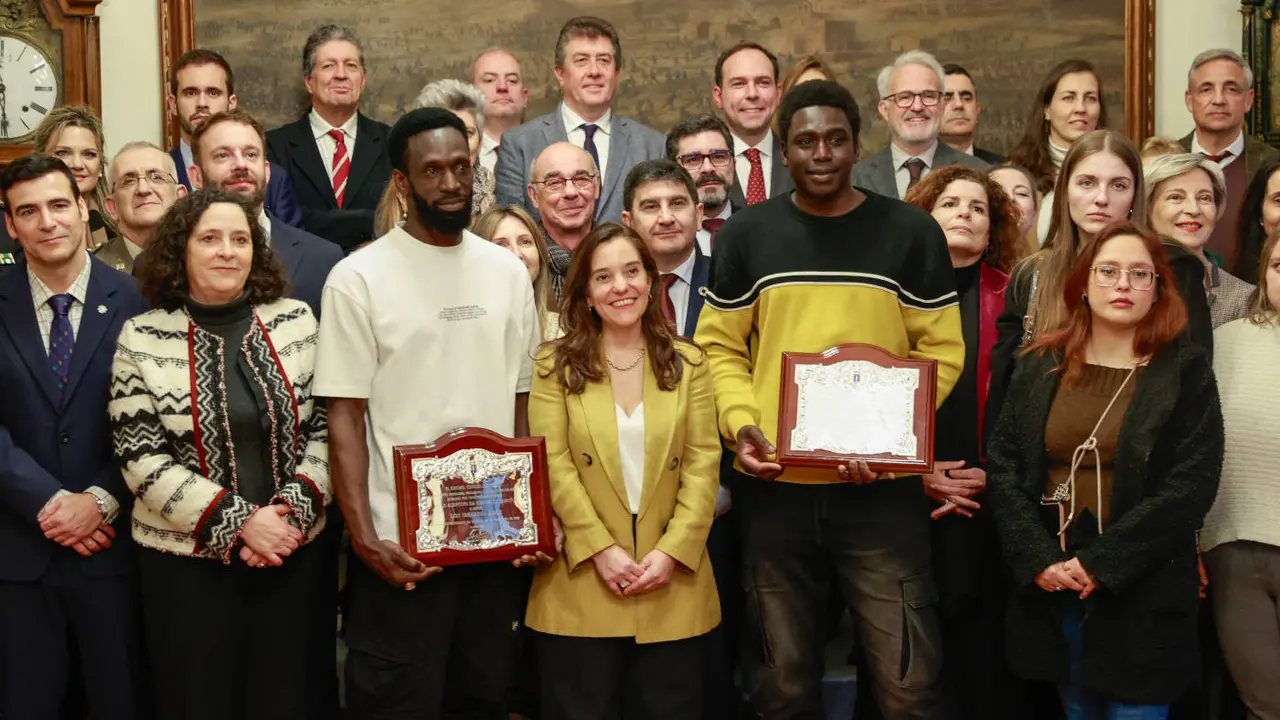 Magatte Ndiaye e Ibrahima Diack, con la placa que les reconoce como hijos adoptivos de A Coruña, junto a la alcaldesa, autoridades e invitados al acto. EFE