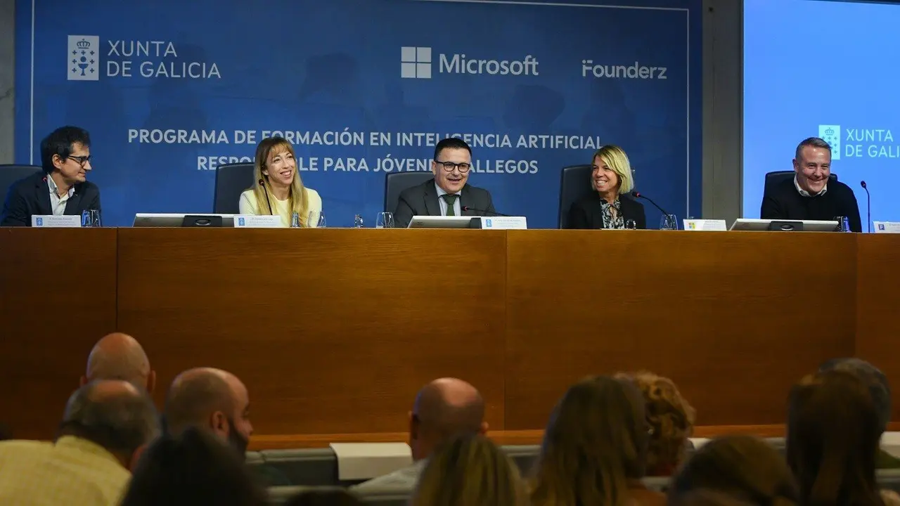O conselleiro de Emprego, Comercio e Emigración, José González, participó en la presentación de la iniciativa. EP