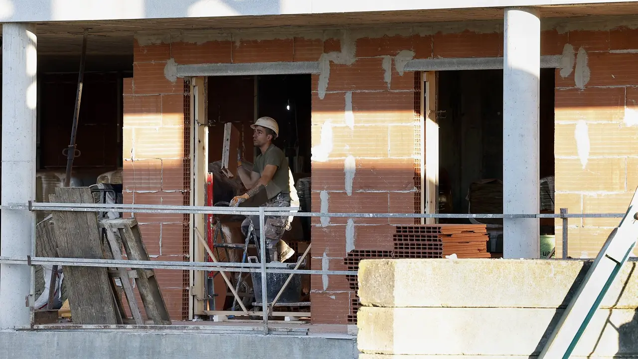 Obrero trabajando en la construcción de un edificio en Foz. AEP