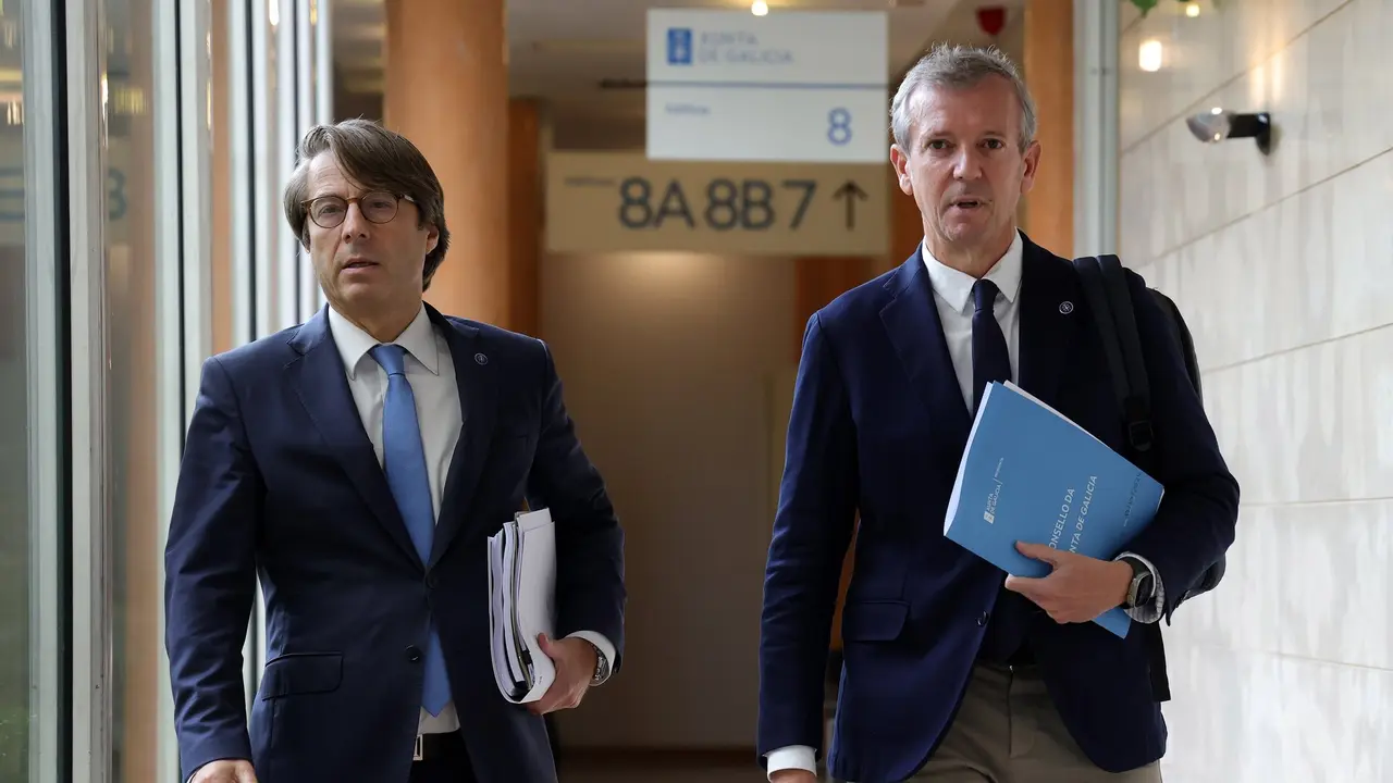 El Conselleiro de Facenda, Miguewl Corgos (i) y el presdente de la Xunta, Alfonso Rueda (d). AEP