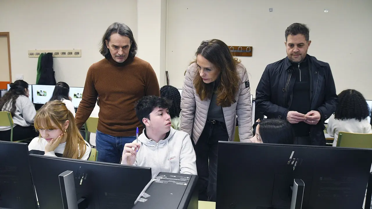 Judith Fernández, con personal del IES O Couto, uno de los centros donde se realizan las pruebas piloto. EP