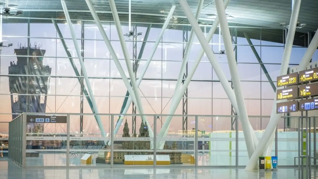Aeropuerto de Santiago de Compostela.TURISMO DE COMPOSTELA