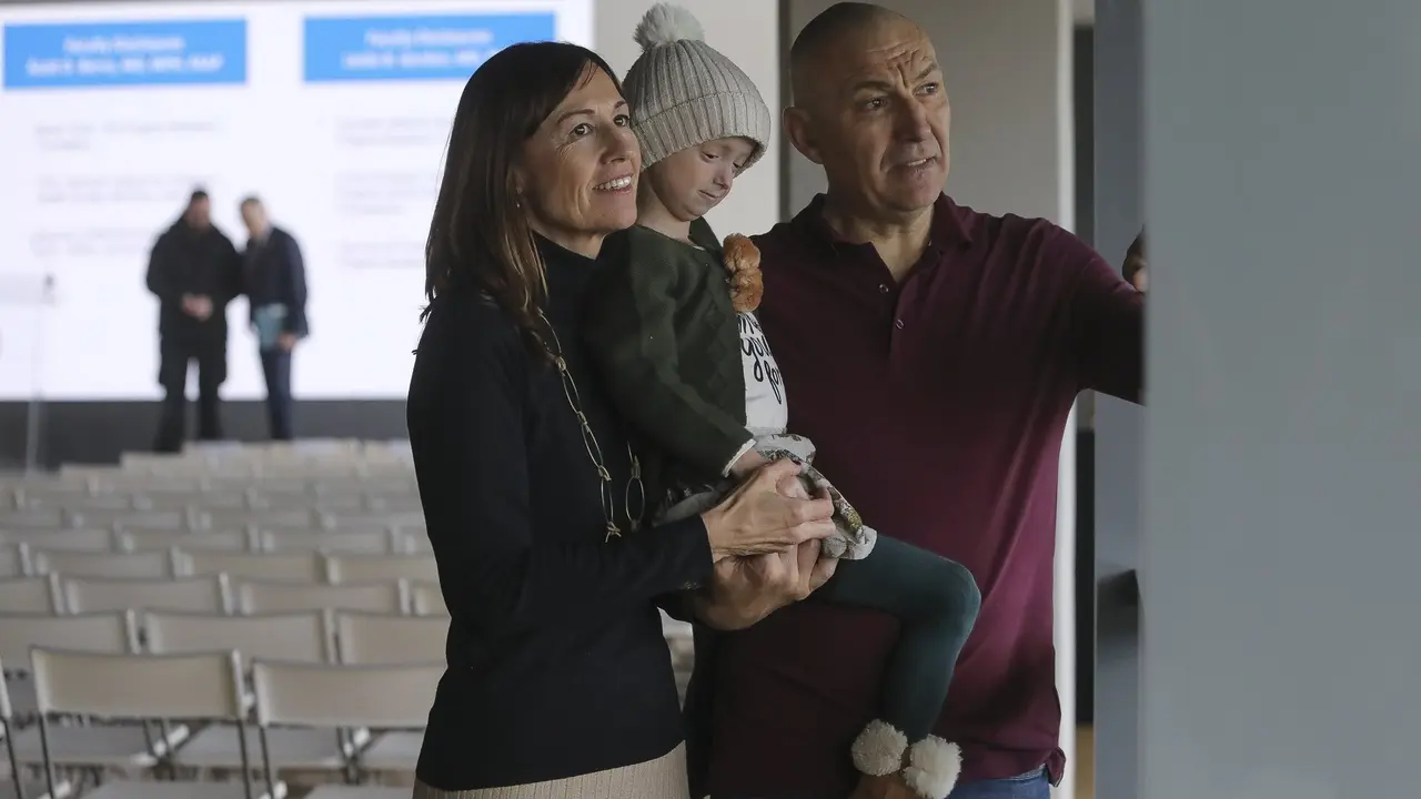Alexandra Perault y sus padres.NACHO SANTÁS
