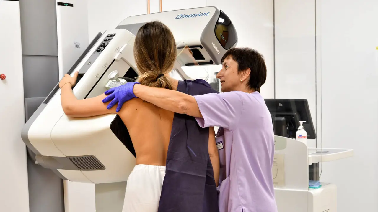 Una mujer se realiza una mamografía. EUROPA PRESS