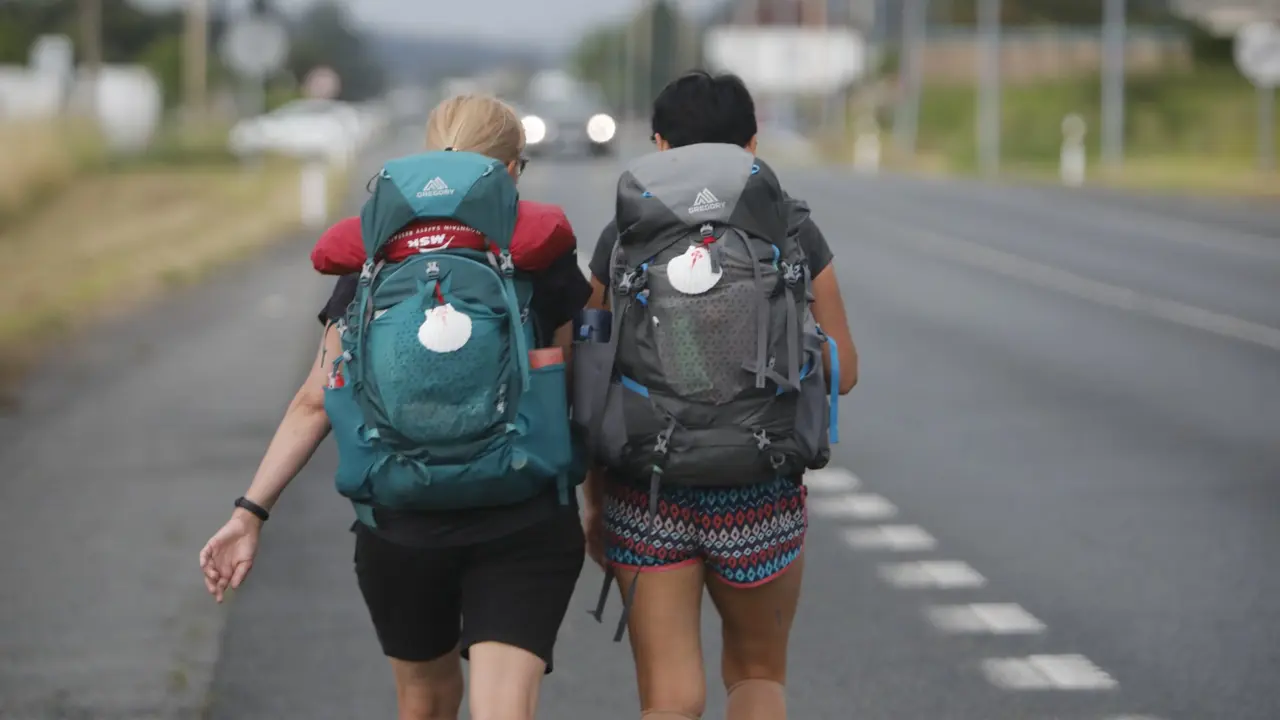 Peregrinos haciendo el camino de Santiago