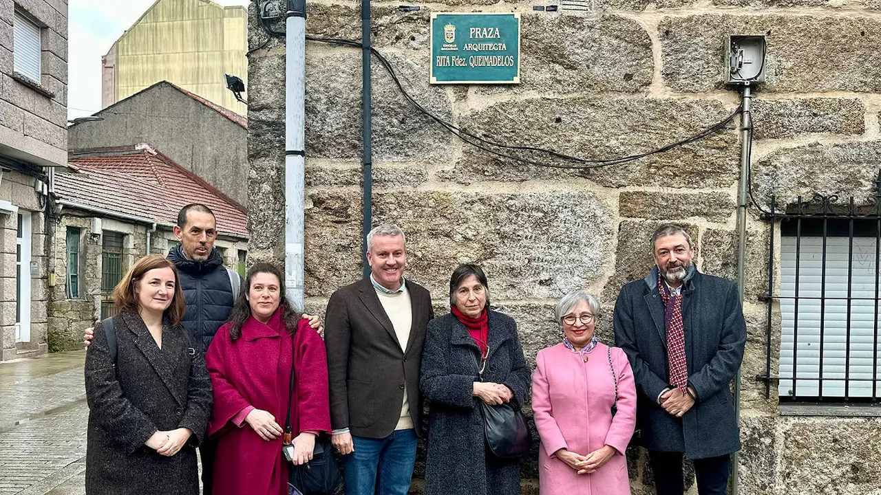 El alcalde de A Cañiza, el decano del Coag y familiares de Rita Fernández Queimadelos, entre otros, descubrieron la placa en su honor. EP