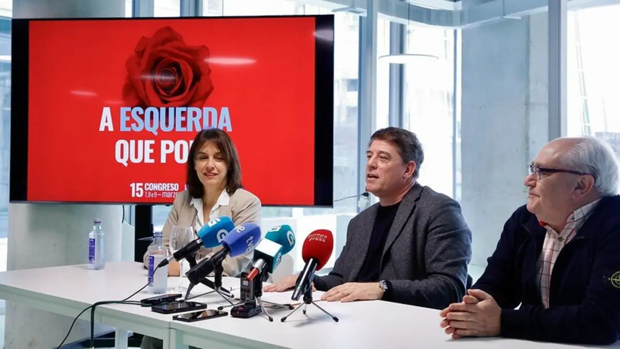 José Ramón Gómez Besteiro, flanqueado por Paula Fernández y Luis Ángel Lago Lage.EP