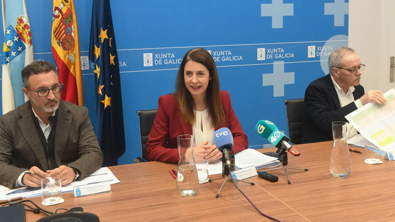 La conselleira de Medio Rural, junto al director xeral da PAC y el de Gandaría e Agricultura. EP