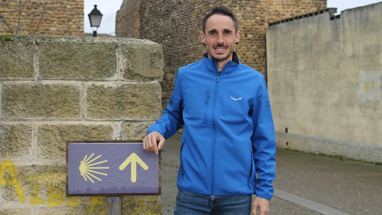 Iván Álvarez, junto a una señal del Camino de Santiago.EP